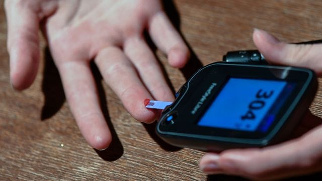 Erhalten Patienten die Diagnose Diabetes, müssen sie viele Dinge neu lernen - etwa den Blutzucker zu messen.