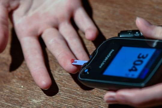 Erhalten Patienten die Diagnose Diabetes, müssen sie viele Dinge neu lernen - etwa den Blutzucker zu messen.