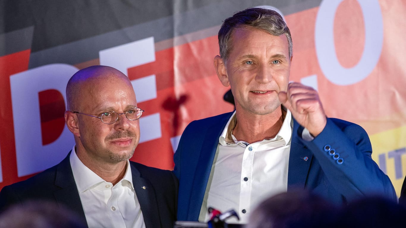 Andreas Kalbitz mit Björn Höcke: Nur offiziell wurde der rechtsextremistische "Flügel" um die Beiden aufgelöst, gerade arbeiten viele Ex-Mitglieder am Machtausbau.