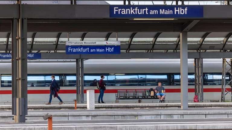 Leere Gleise am Frankfurter Hauptbahnhof (Symbolbild): Die ICE-Verbindung zwischen Frankfurt und Brüssel fällt wegen des Generalstreiks aus.
