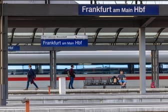 Leere Gleise am Frankfurter Hauptbahnhof (Symbolbild): Die ICE-Verbindung zwischen Frankfurt und Brüssel fällt wegen des Generalstreiks aus.