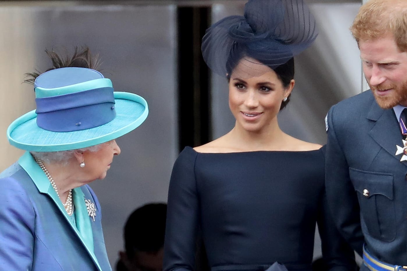 Queen Elizabeth II., Herzogin Meghan und Prinz Harry: Die drei Royals stehen in diesem Jahr nicht gemeinsam auf dem Balkon.