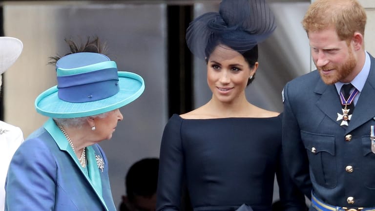 Queen Elizabeth II., Herzogin Meghan und Prinz Harry: Die drei Royals stehen in diesem Jahr nicht gemeinsam auf dem Balkon.