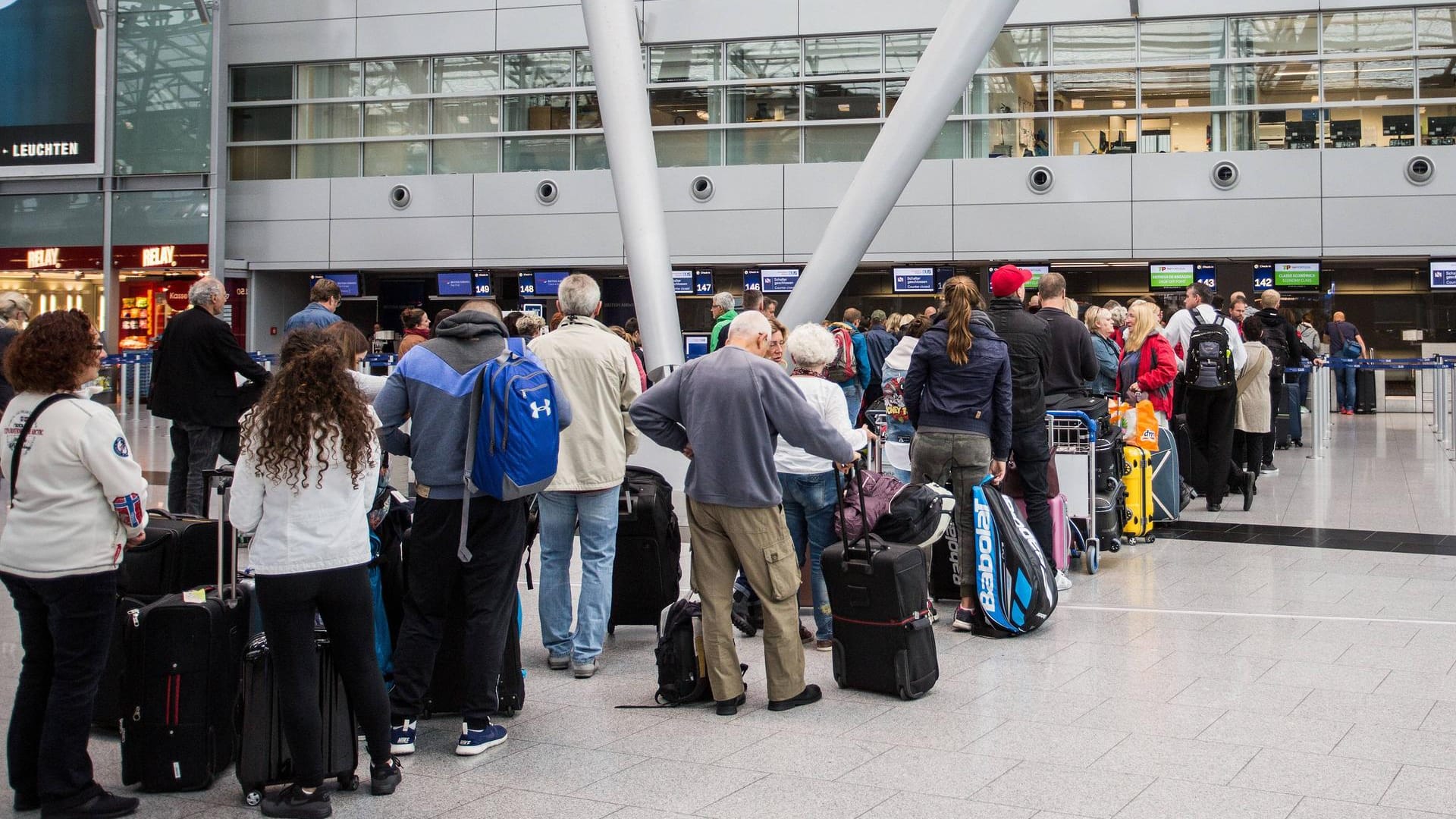 Lange Warteschlangen am Flughafen Düsseldorf (Archivbild): Verdi rechnet auch an Pfingsten mit langen Wartezeiten am Flughafen. Lange Warteschlangen am Flughafen Düsseldorf (Archivbild): Verdi rechnet auch an Pfingsten mit langen Wartezeiten am Flughafen.