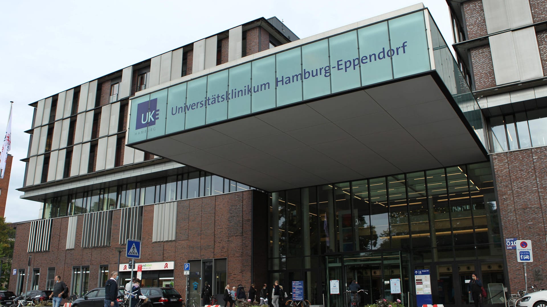 Der Haupteingang des Universitätsklinikums Hamburg-Eppendorf (Archivbild): Das Risiko einer Ansteckung im Alltag ist nur bei engem Körperkontakt erhöht. Der Haupteingang des Universitätsklinikums Hamburg-Eppendorf (Archivbild): Das Risiko einer Ansteckung im Alltag ist nur bei engem Körperkontakt erhöht.