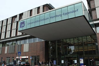 Der Haupteingang des Universitätsklinikums Hamburg-Eppendorf (Archivbild): Das Risiko einer Ansteckung im Alltag ist nur bei engem Körperkontakt erhöht.