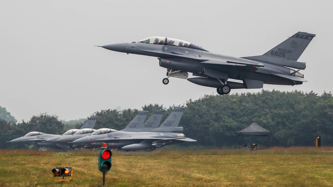January 5, 2022, Kaohsiung, Kaohsiung, Taiwan: An F-16V jet fighter landing at an airbase for an emergency operation dur