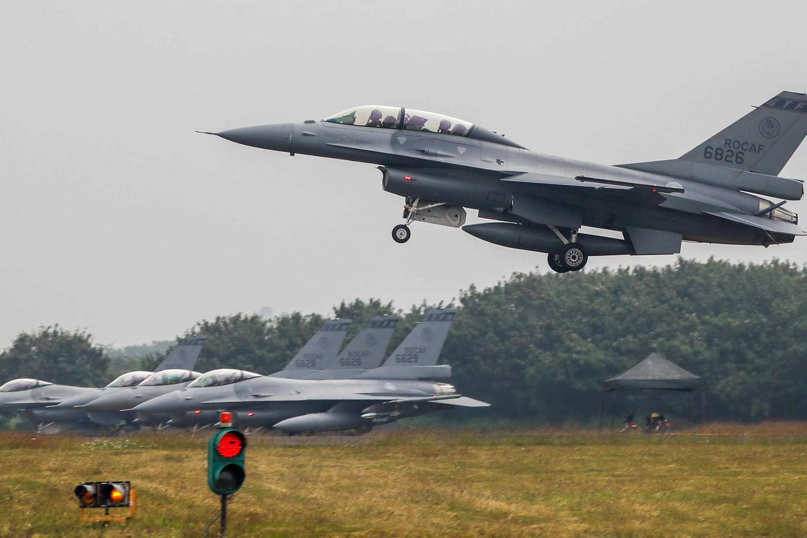 January 5, 2022, Kaohsiung, Kaohsiung, Taiwan: An F-16V jet fighter landing at an airbase for an emergency operation dur