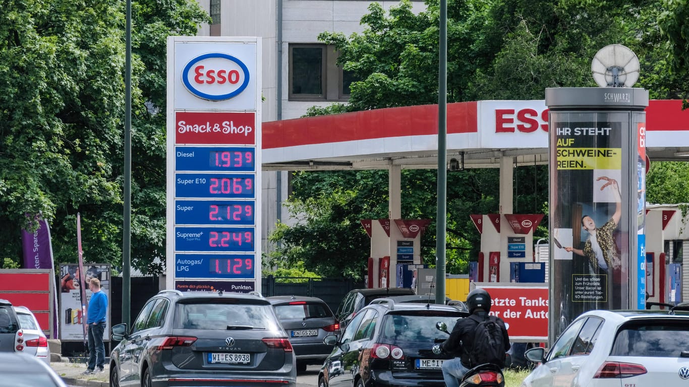 Esso-Tankstelle in Düsseldorf (Symbolbild): Die Internationale Energieagentur rechnet mit Spritmangel im Sommer.