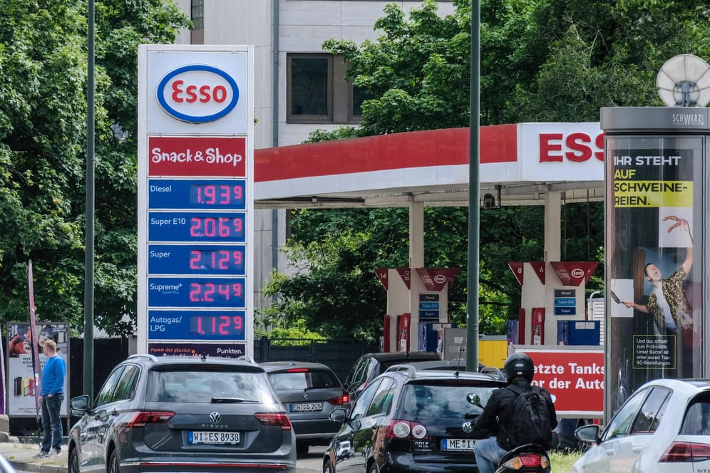Esso-Tankstelle in Düsseldorf (Symbolbild): Die Internationale Energieagentur rechnet mit Spritmangel im Sommer.