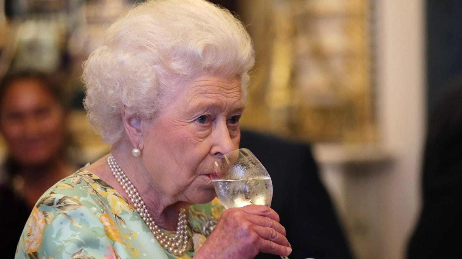 Queen Elizabeth II.: Die Monarchin wird von ihrem Küchenpersonal rund um die Uhr versorgt. Queen Elizabeth II.: Die Monarchin wird von ihrem Küchenpersonal rund um die Uhr versorgt.