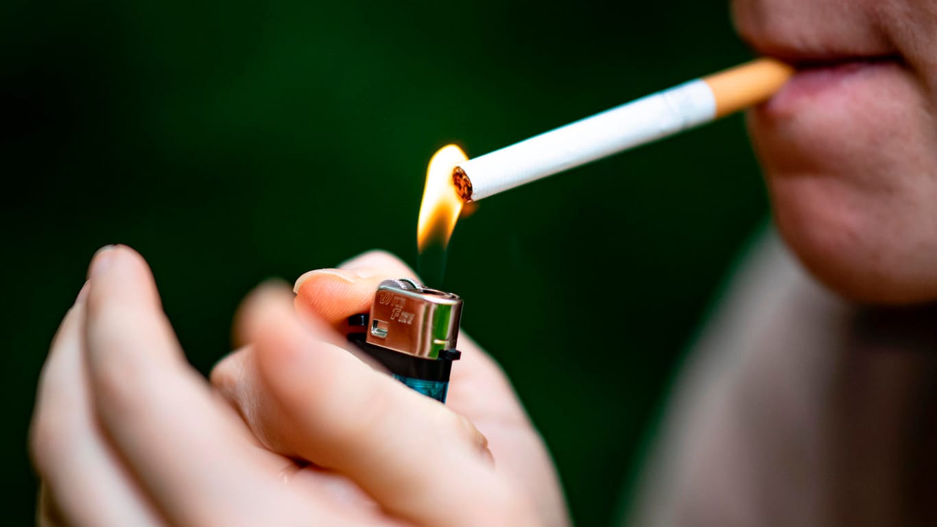 Tabakkonsum: Jeder dritte Deutsche greift einer Studie zufolge regelmäßig zur Zigarette.