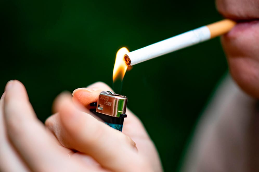 Tabakkonsum: Jeder dritte Deutsche greift einer Studie zufolge regelmäßig zur Zigarette.