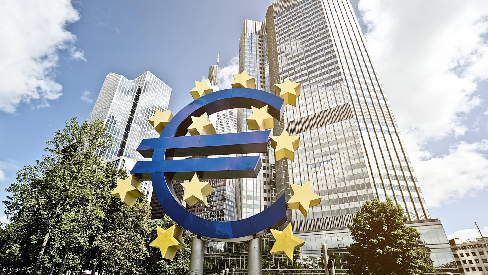 Euro-Symbol vor der Europäischen Zentralbank (EZB) (Symbolbild): Die Inflationsrate in der Eurozone knackt die 8 Prozent. Euro-Symbol vor der Europäischen Zentralbank (EZB) (Symbolbild): Die Inflationsrate in der Eurozone knackt die 8 Prozent.