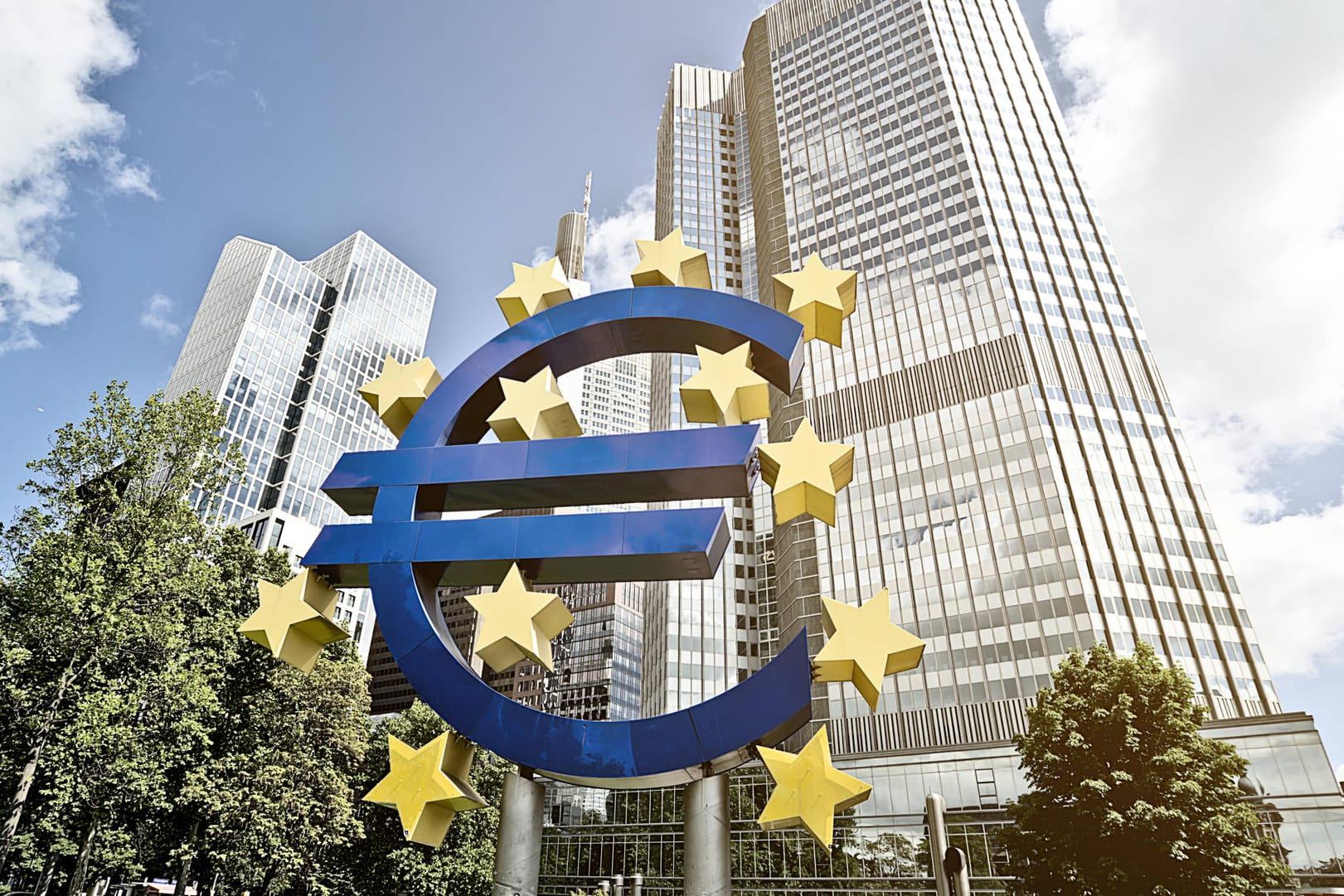Euro-Symbol vor der Europäischen Zentralbank (EZB) (Symbolbild): Die Inflationsrate in der Eurozone knackt die 8 Prozent.