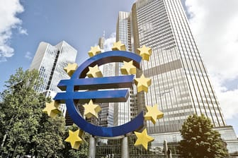 Euro-Symbol vor der Europäischen Zentralbank (EZB) (Symbolbild): Die Inflationsrate in der Eurozone knackt die 8 Prozent.