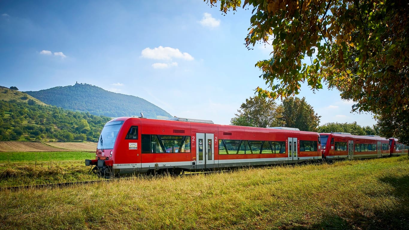 Eine S-Bahn fährt durch Baden-Württemberg (Archiv): Das 9-Euro-Ticket kann im Südwesten zu Verspätungen der Regionalzüge führen, glaubt der VDV.
