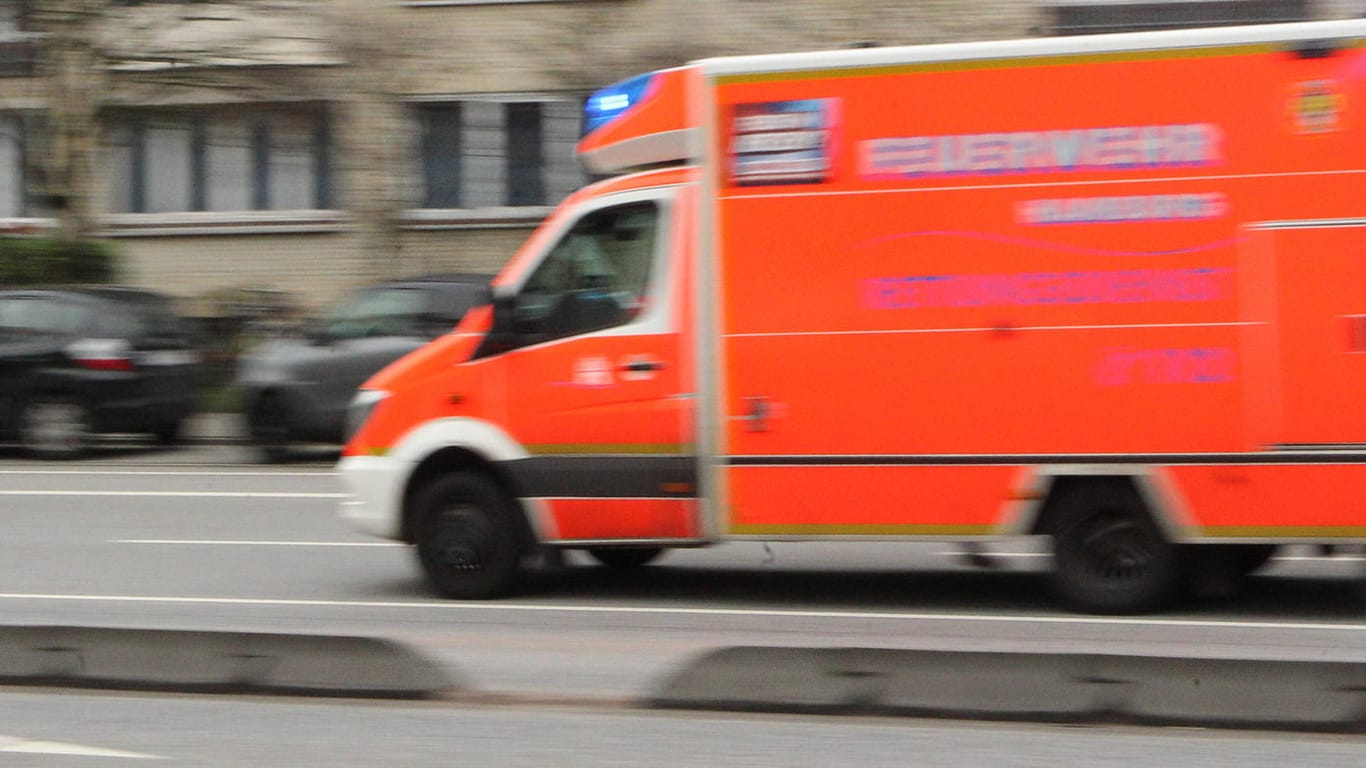 Ein Rettungswagen auf dem Weg zu einem Einsatz (Symbolbild): Das Mädchen erlitt einen Schädel- und Nasenbruch.