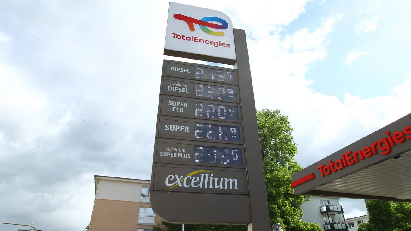 Tafel mit aktuellen Benzinpreisen an einer Tankstelle (Symbolbild): Kurz vor der Einführung des Tankrabatts sind sie gestiegen.