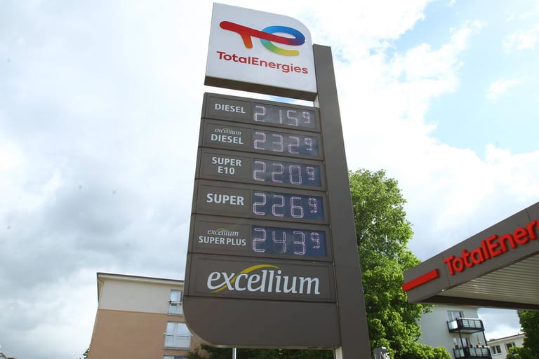 Tafel mit aktuellen Benzinpreisen an einer Tankstelle (Symbolbild): Kurz vor der Einführung des Tankrabatts sind sie gestiegen.