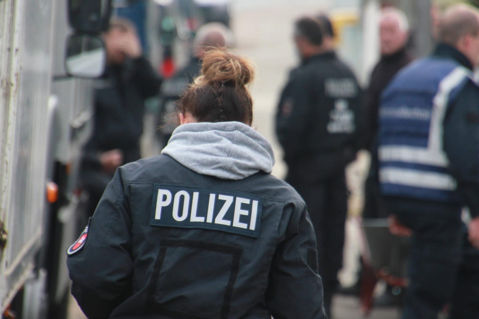 Polizisten (Symbolbild): Seit Mitte Mai wurde nach der mittlerweile 17-Jährigen gesucht.