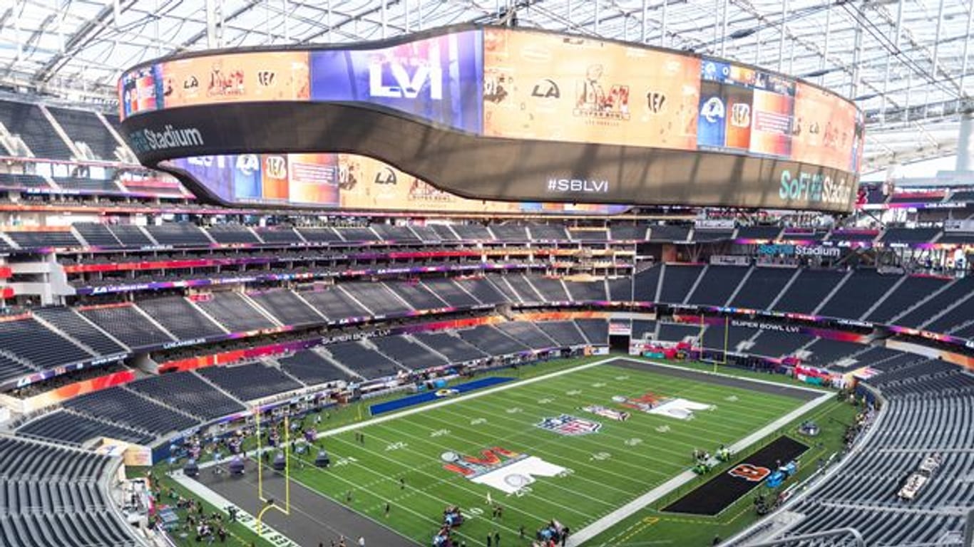 Ein Vorbild für den Fußball? Für den Super Bowl LVI sollte die größte LED-Videowall der Welt den Zuschauern ein modernes Stadionerlebnis bieten.