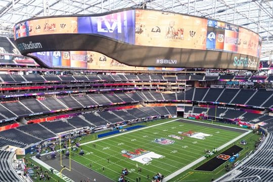Ein Vorbild für den Fußball? Für den Super Bowl LVI sollte die größte LED-Videowall der Welt den Zuschauern ein modernes Stadionerlebnis bieten.