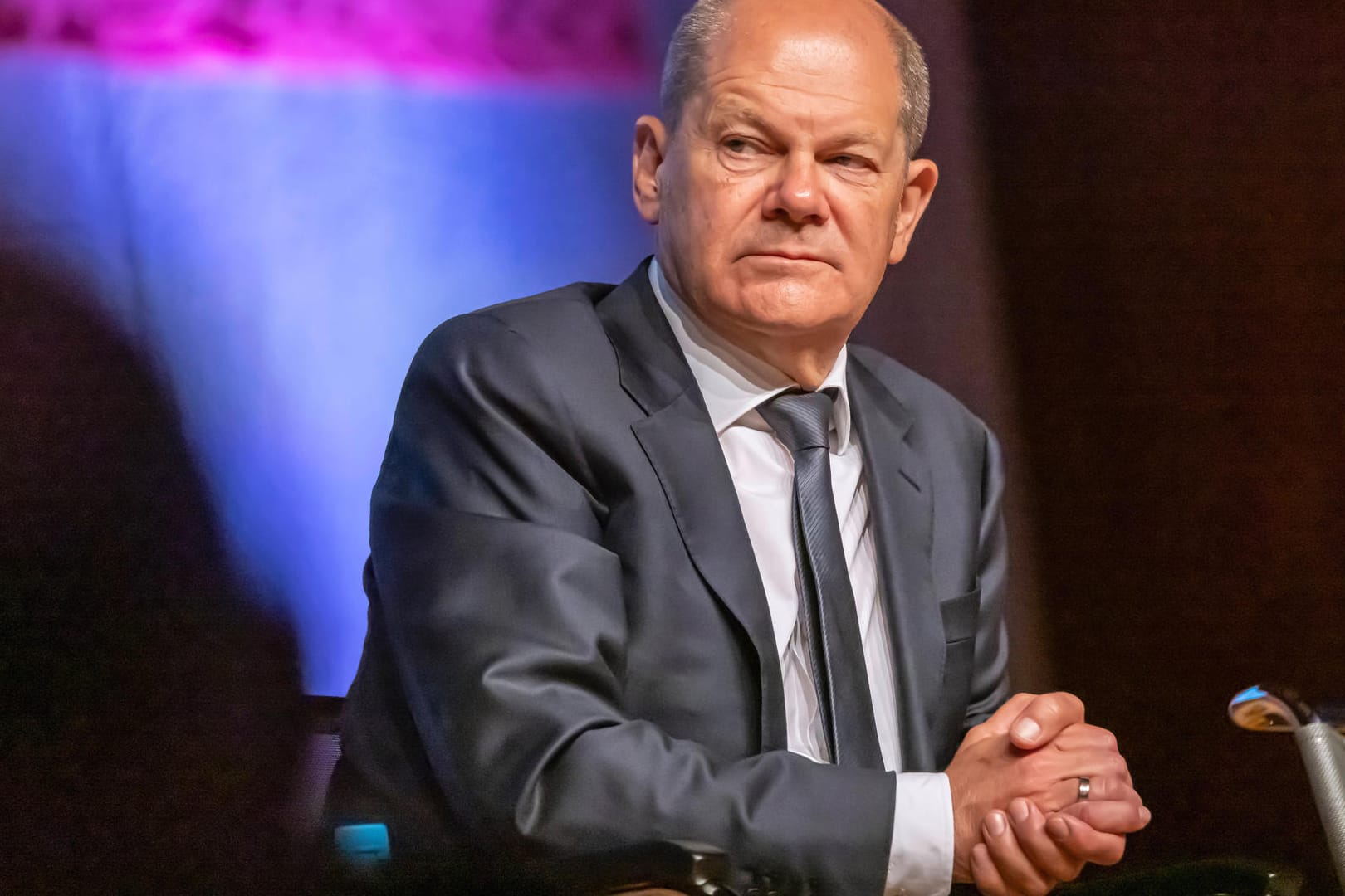 Bundeskanzler Olaf Scholz auf dem Podium: Beim Katholikentag wurde sein Redebeitrag zum Kohleausstieg lautstark kritisiert – Aktivisten im Publikum riefen dazwischen. Scholz schlug verbal zurück.