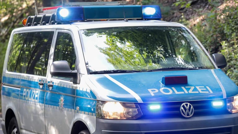 Ein Polizeiauto (Archivbild): Die Staatsanwaltschaft Paderborn ermittelt nach dem Mord an einer älteren Dame.