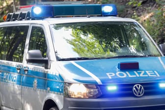 Ein Polizeiauto (Archivbild): Die Staatsanwaltschaft Paderborn ermittelt nach dem Mord an einer älteren Dame.