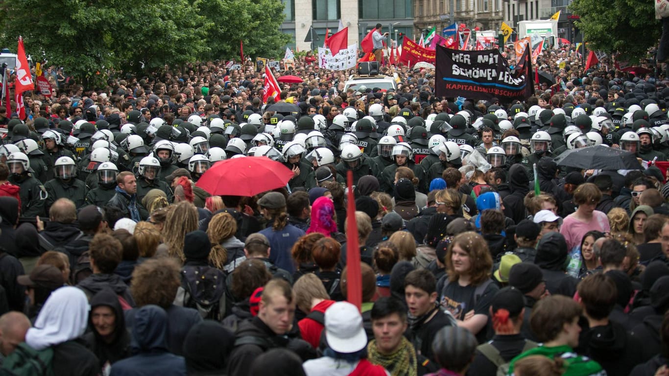 Tausende teilnehmende bei der Blockupy-Demonstration 2013 in Frankfurt (Archivbild): Stundenlang wurden Tausende Aktivisten eingekesselt, es kam zu Schwerverletzten. Rhein verteidigte die Maßnahmen.