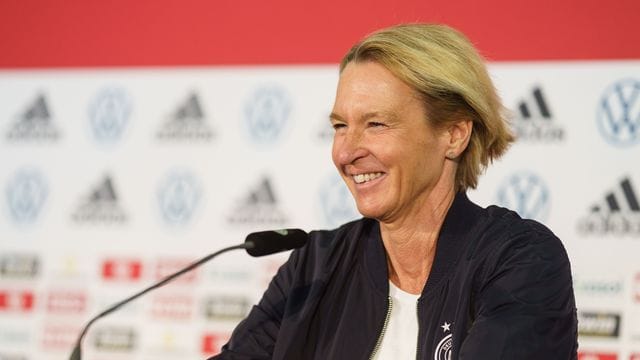 Bundestrainerin Martina Voss-Tecklenburg spricht bei einer Pressekonferenz in der Zentrale des Deutschen Fußball-Bundes (DFB.