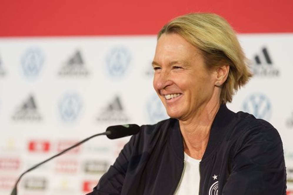 Bundestrainerin Martina Voss-Tecklenburg spricht bei einer Pressekonferenz in der Zentrale des Deutschen Fußball-Bundes (DFB.