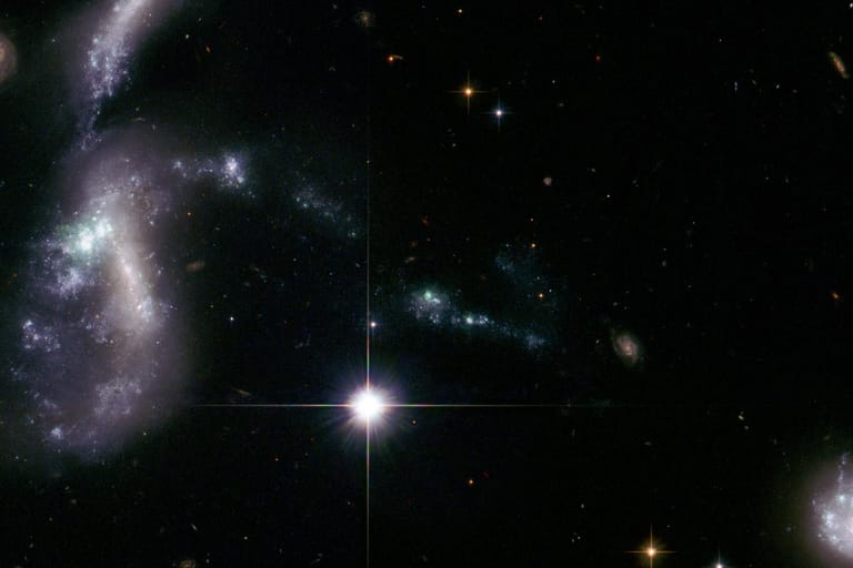 Die "Hickson Compact Group 31": Links im Bild kollidieren zwei Galaxien, das längliche Objekt darüber ist die dritte und rechts unten im Bild die vierte.