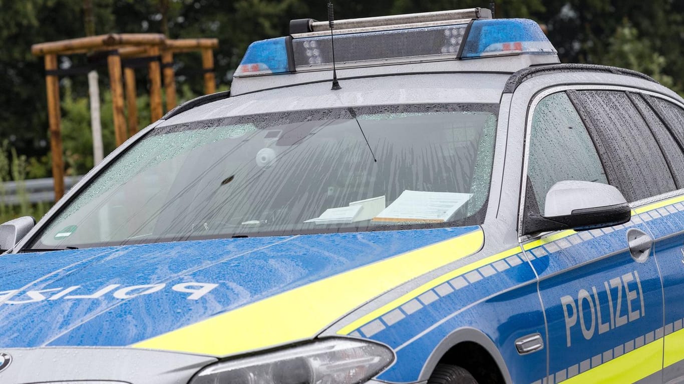 Ein Auto der Polizei (Archivbild): In Hagen hat ein Mann seine Frau geschlagen.