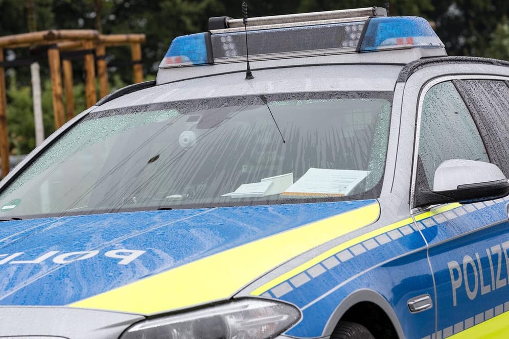 Ein Auto der Polizei (Archivbild): In Hagen hat ein Mann seine Frau geschlagen.