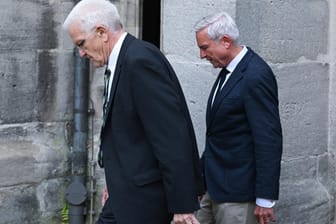 Baden-Württembergs Ministerpräsident Winfried Kretschmann (links) und Thomas Strobl bei einer Kabinettssitzung im Kloster Bebenhausen: Seit Wochen steht der Innenminister unter Druck.