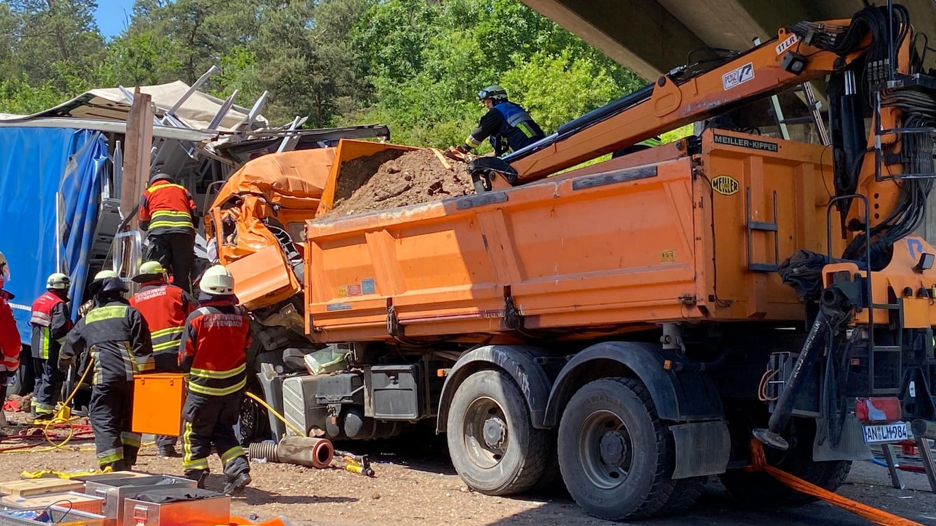 Lastwagen kracht ungebremst in Stauende: Zwei Personen schwerst verletzt