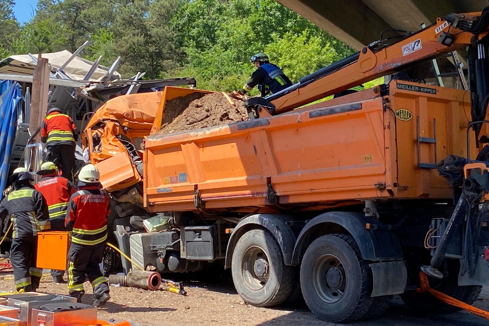 Lastwagen kracht ungebremst in Stauende: Zwei Personen schwerst verletzt