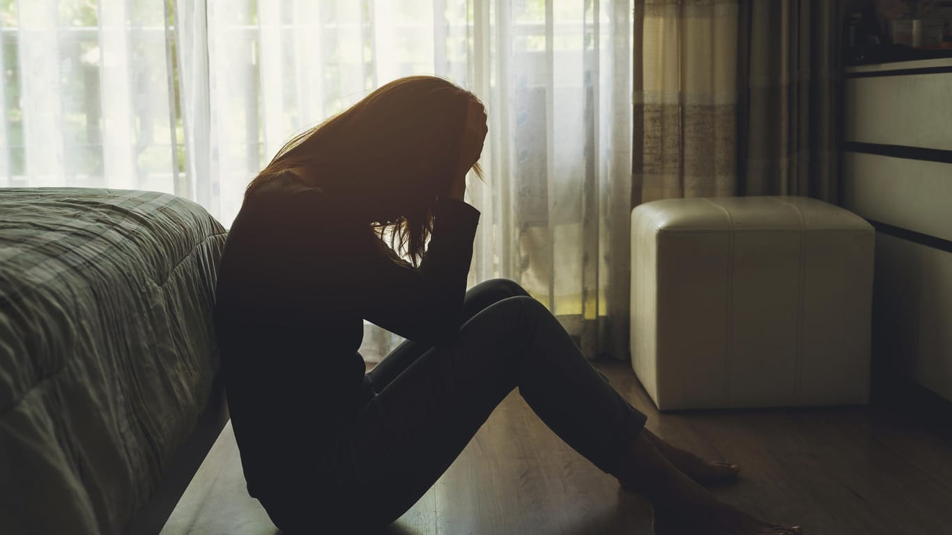Frau mit Depressionen: Angst vor Kontrollverlust kann bei manchen Menschen so groß sein, dass sie zu psychischen Problemen führt.