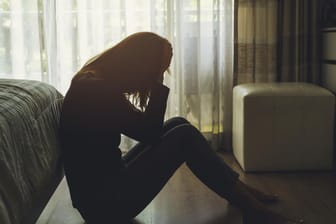 Frau mit Depressionen: Angst vor Kontrollverlust kann bei manchen Menschen so groß sein, dass sie zu psychischen Problemen führt.