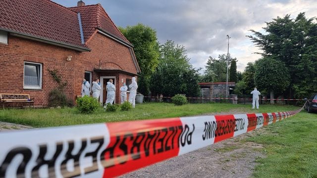 In einem abgelegenen Haus in Neustadt am Rübenberge bei Hannover sind am Montag zwei tote Menschen entdeckt worden.