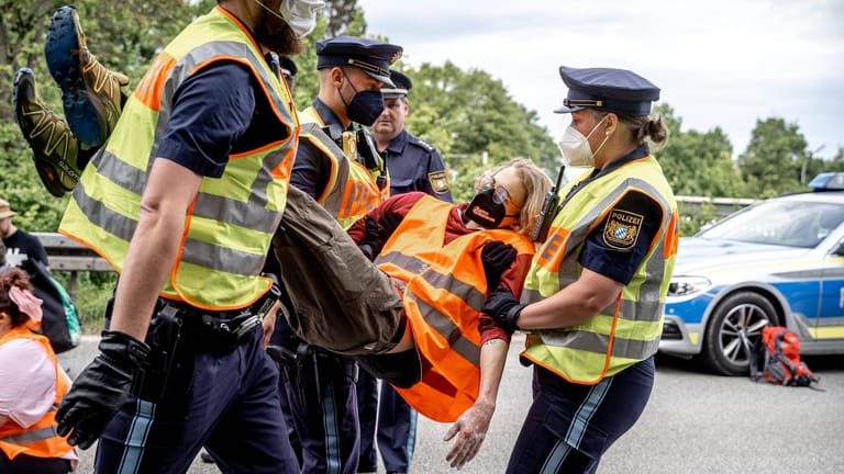 Polizisten tragen einen Aktivisten fort: Die Gruppe "Aufstand der letzten Generation" blockierte zuletzt mehrfach Autobahnen.