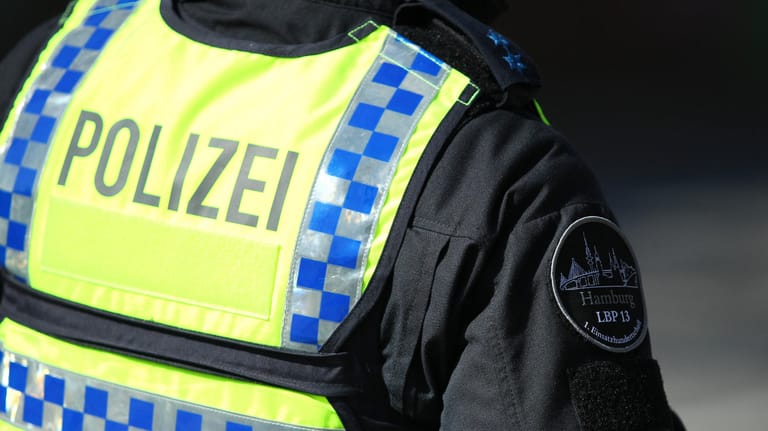 Die Uniform eines Polizeibeamten in Hamburg (Symbolbild): Die Einsatzkräfte haben Uhren und Bargeld beschlagnahmt.