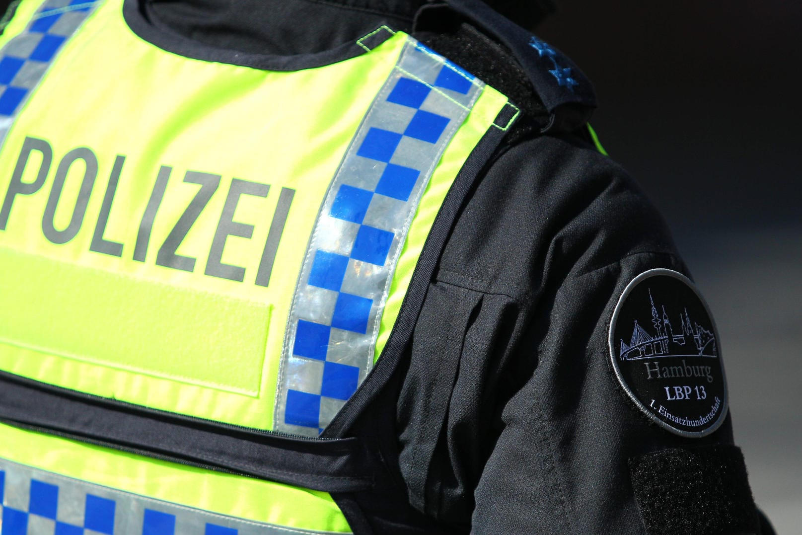 Die Uniform eines Polizeibeamten in Hamburg (Symbolbild): Die Einsatzkräfte haben Uhren und Bargeld beschlagnahmt.