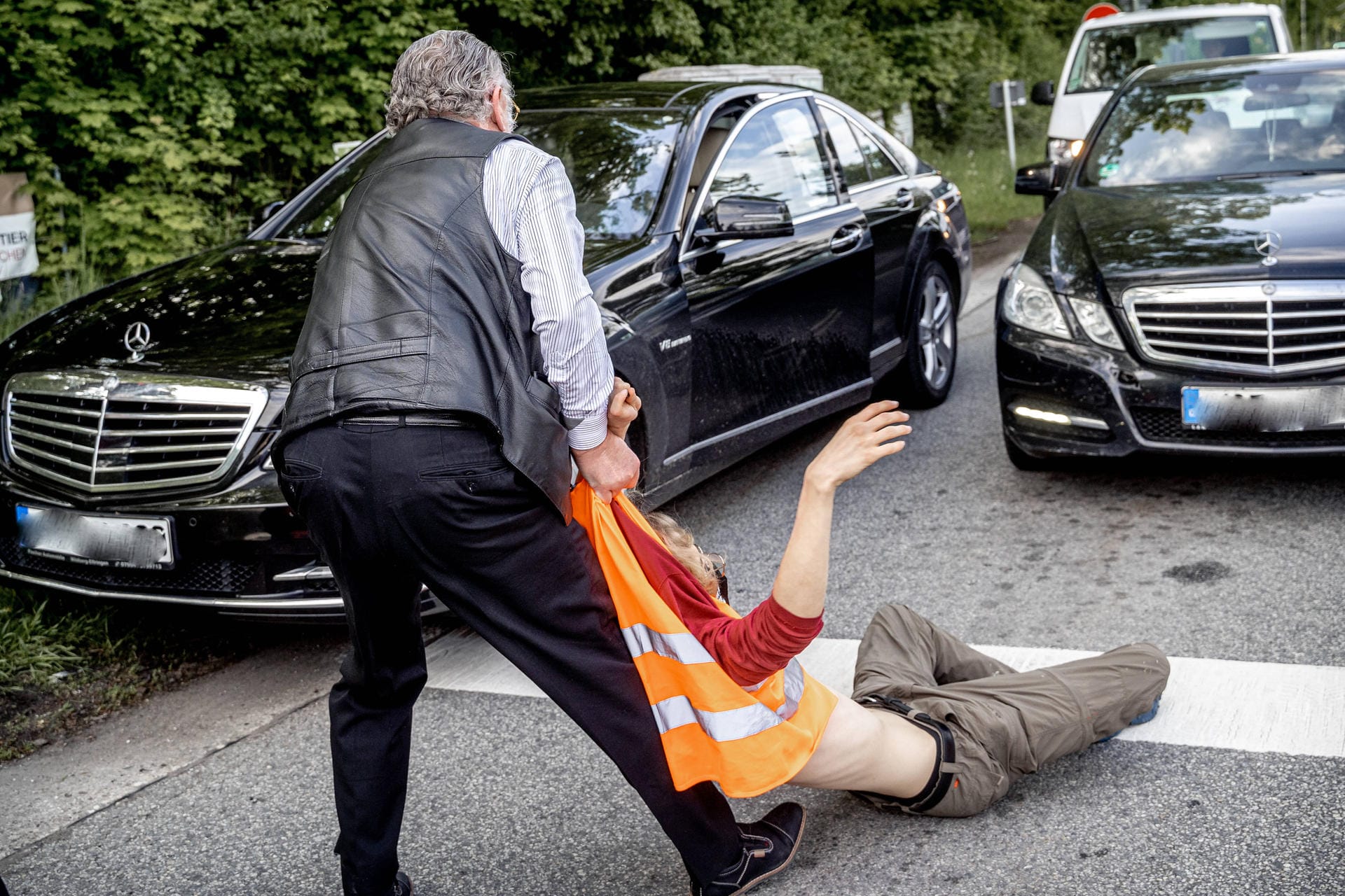 Der Fahrer eines Mercedes zerrt einen Aktivisten von der Straße: Die Reaktion auf den Protest der Gruppe "Aufstand der letzten Generation" ist häufig übergriffig. Anfang des Jahres schlug ein Autofahrer einer Aktivistin seine Faust ins Gesicht.