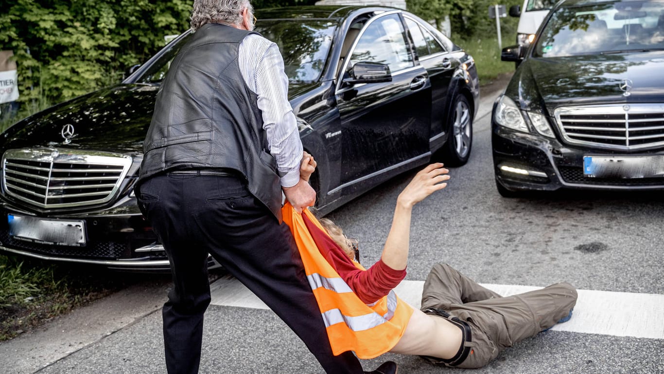 Der Fahrer eines Mercedes zerrt einen Aktivisten von der Straße: Die Reaktion auf den Protest der Gruppe "Aufstand der letzten Generation" ist häufig übergriffig. Anfang des Jahres schlug ein Autofahrer einer Aktivistin seine Faust ins Gesicht.