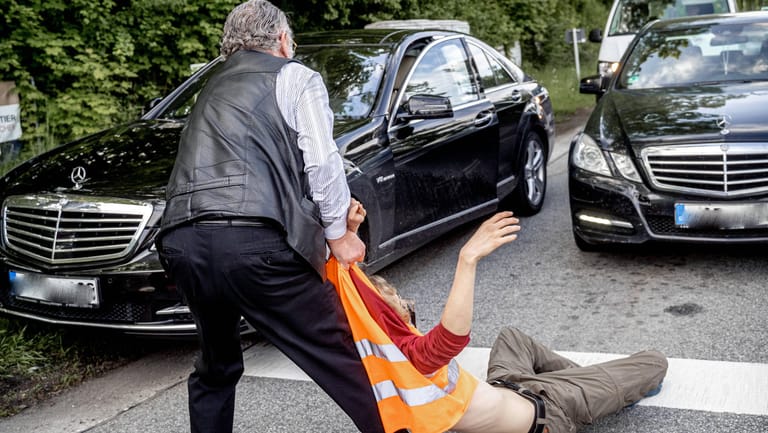 Der Fahrer eines Mercedes zerrt einen Aktivisten von der Straße: Die Reaktion auf den Protest der Gruppe "Aufstand der letzten Generation" ist häufig übergriffig. Anfang des Jahres schlug ein Autofahrer einer Aktivistin seine Faust ins Gesicht.
