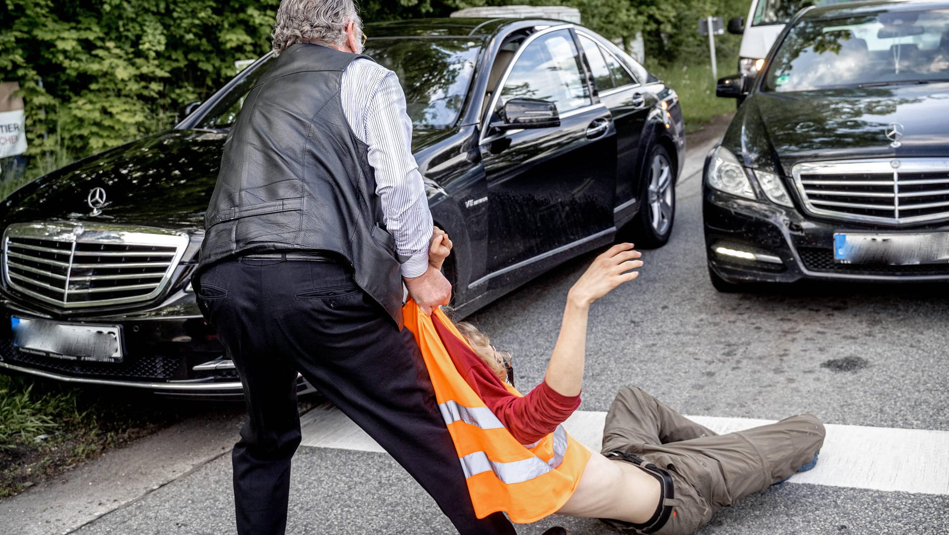 Der Fahrer eines Mercedes zerrt einen Aktivisten von der Straße: Die Reaktion auf den Protest der Gruppe "Aufstand der letzten Generation" ist häufig übergriffig. Anfang des Jahres schlug ein Autofahrer einer Aktivistin seine Faust ins Gesicht.