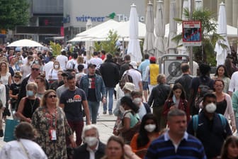 Menschen in der Stuttgarter Innenstadt (Symbolbild): Laut einer Prognose soll die Bevölkerung in BaWü bis 2040 deutlich wachsen.